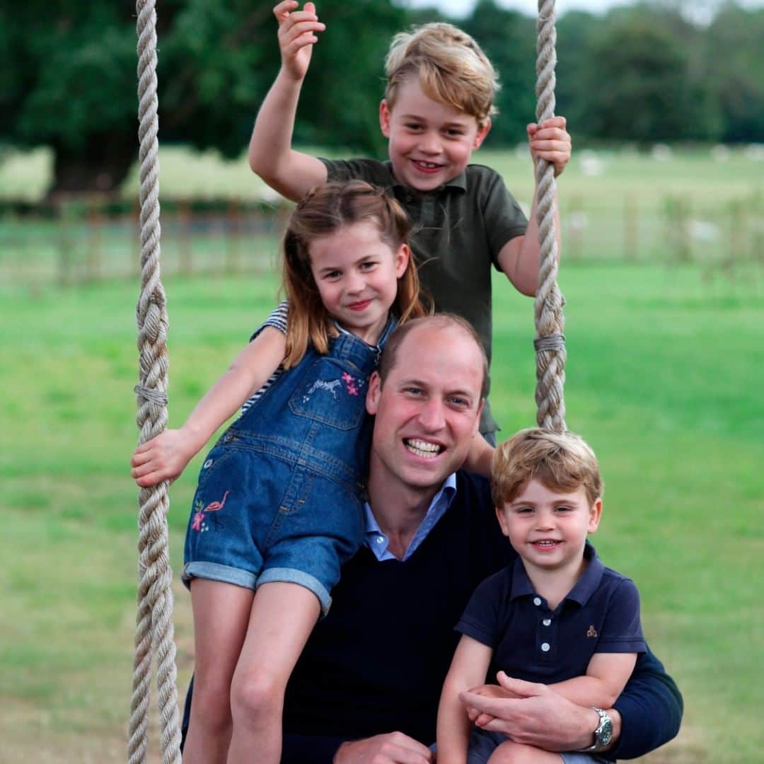 Primer Impactoさんのインスタグラム写真 - (Primer ImpactoInstagram)「El príncipe William está cumpliendo años y así lo celebró con sus tres hijos, los príncipes George y Louis y la princesa Charlotte.  Además, la publicación de las fotografías y el cumpleaños coinciden con el #DíaDelPadre.  El #PalacioDeKesington indicó que las fotos fueron tomadas a principios de este por los los duques de Cambrige.  Fotos: EFE / EPA / Duques de Cambridge.」6月22日 0時13分 - primerimpacto