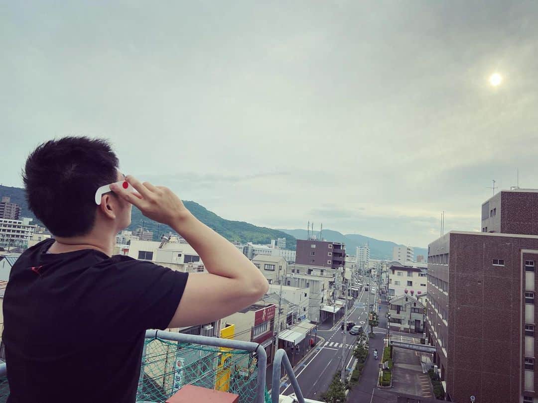 鈴木悠さんのインスタグラム写真 - (鈴木悠Instagram)「皆さん部分日食は観察することができましたか？ 私は、予想より雲が取れず、観察できませんでした... ショック... #部分日食 #手作りのピンホールは活躍せず(2枚目) #あすからも元気に頑張りましょう」6月22日 0時15分 - yu_suzuki.tenki