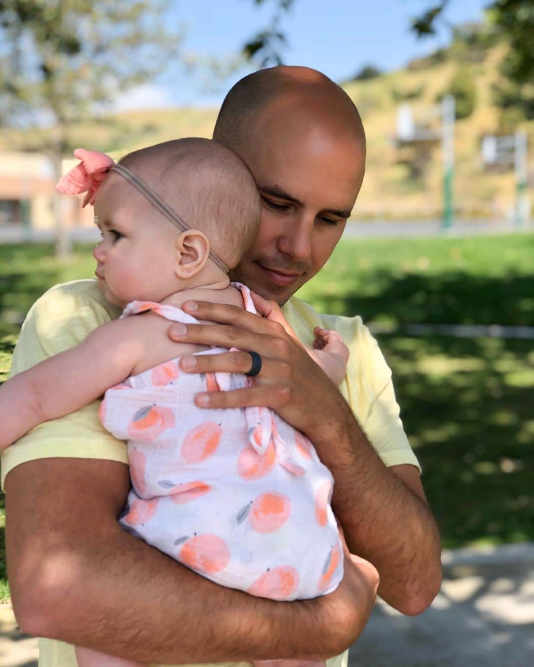 サマンサ・ドロークのインスタグラム：「Happy 1st Father’s Day to the most loving, caring, and attentive Dada, @erictomchik 💛 The best thing in the world is to see our daughter light up when you walk into the room. Happy Dada day my love 💕」