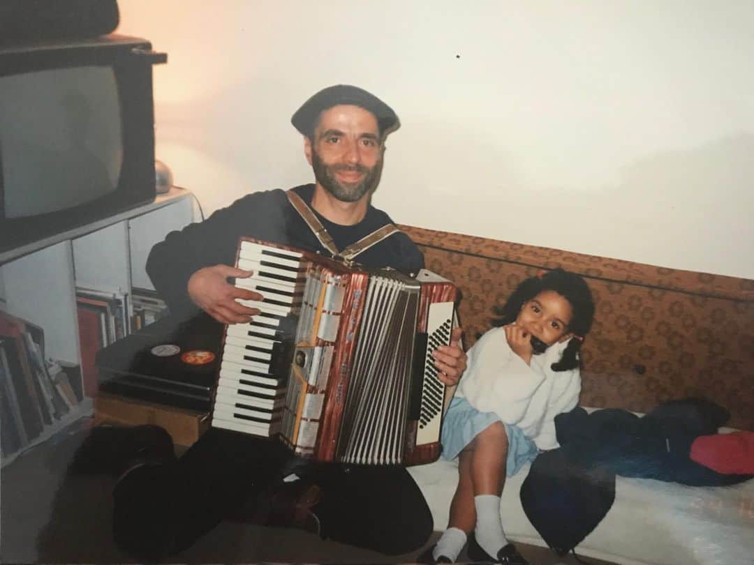 リアン・ラ・ハヴァスのインスタグラム：「Happy Father’s Day, Dad💛🇬🇷」