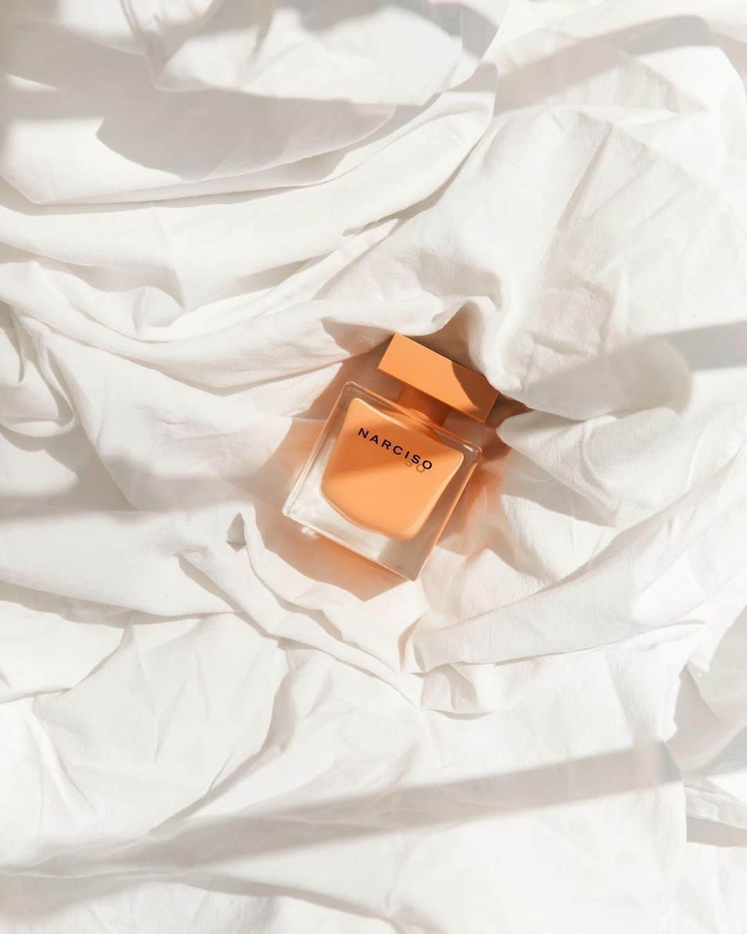 Carin Olssonさんのインスタグラム写真 - (Carin OlssonInstagram)「• In paid partnership with #narcisorodriguezparfums • A scent that makes me long for summer to properly arrive even more 😌💛 #narcisoambree @sephorafrance #ad」6月22日 0時23分 - parisinfourmonths