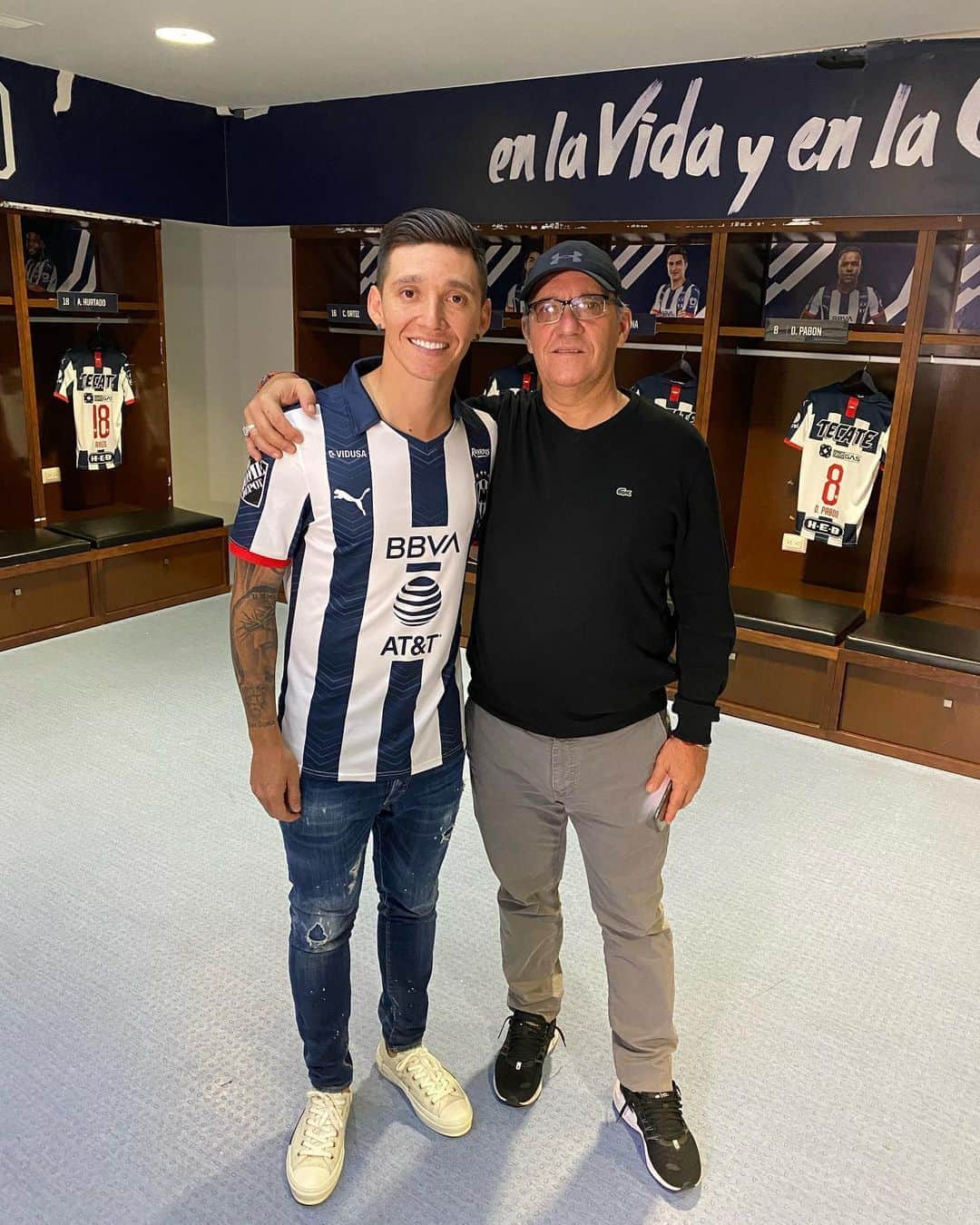 のインスタグラム：「Feliz día viejo querido🤍」