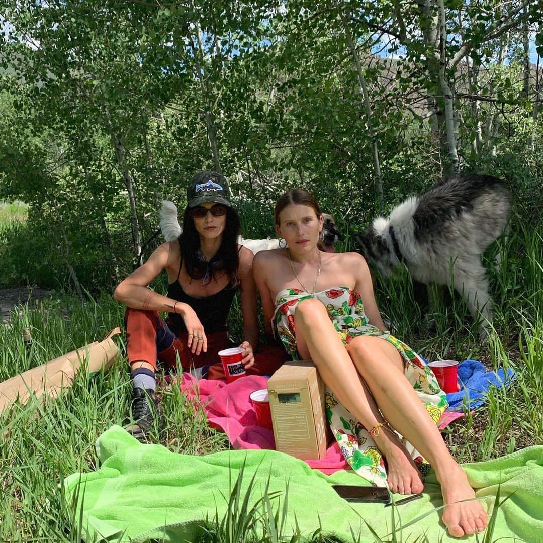 ラングリー・フォックスのインスタグラム：「Grateful for my sister today for being by my side 100% of this hard journey. We miss you everyday dad ❤️ Never fall short of telling the people you care about you love them, life can steal them away from you.」