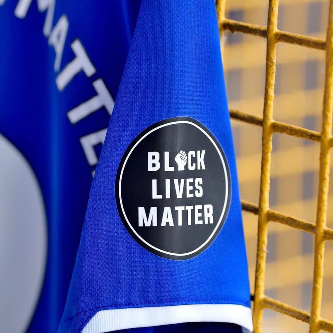エヴァートンFCさんのインスタグラム写真 - (エヴァートンFCInstagram)「💙 Today’s match shirts have some very important additions. #ThankYouNHS #BlackLivesMatter」6月22日 0時35分 - everton