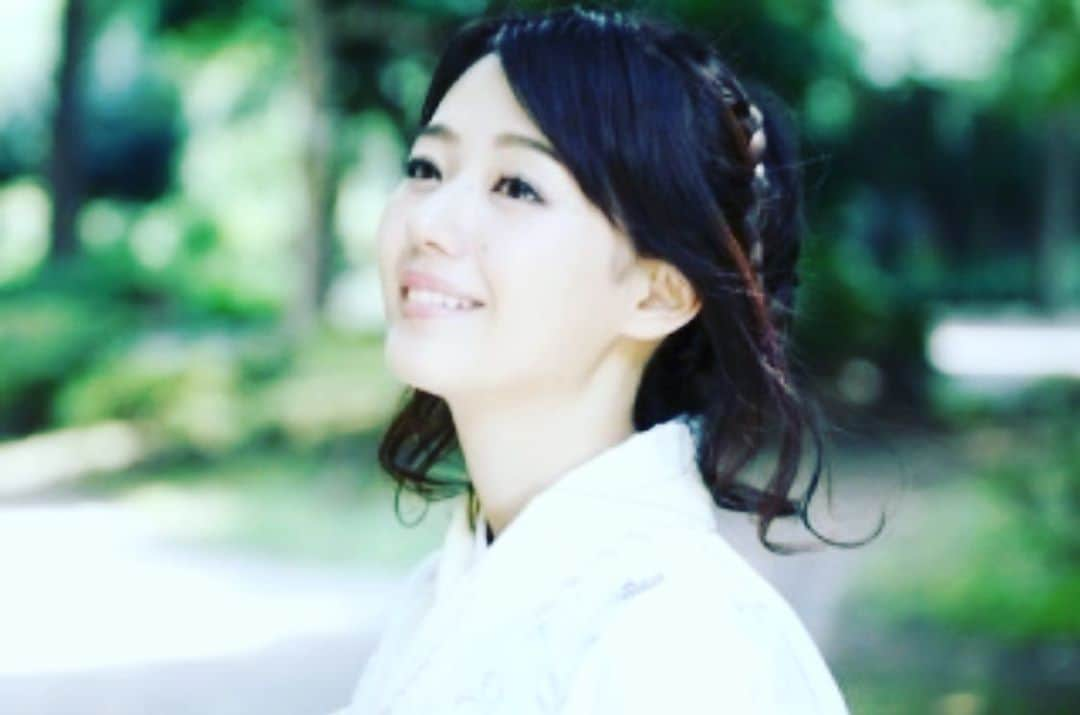 三井智映子さんのインスタグラム写真 - (三井智映子Instagram)「先週の相場を振り返ってみましょう。  先週の米市場は、主要3指数がそろって上昇。その前の週の下落から反発を見せました。 なかでもナスダックが強く、ナスダック総合株価指数は小幅ながらも週末までで6日続伸となりました。とはいえ、上げ幅は小幅です。 一方でダウは週間では上昇も、19日のダウ平均は前日比208ドル64セント安の2万5871ドル46セントと3日続落しています。  引き続き金融政策、財政政策で金あまり状態であることが相場を牽引しています。 FRBは個別企業の社債買い入れの開始を発表。 トランプ米政権が景気対策の経済政策として1兆ドル近いインフラ計画の提案を準備していると報じられたことも買材料となりました。  しかしカリフォルニア州、フロリダ州、アリゾナ州で新型コロナウイルスの1日当たりの新規感染者数が過去最高となり、新型コロナウイルスの感染第二波への懸念が重しに。 中国の北京市でも集団感染が見つかったと報じられ、 ブラジルでは新型コロナウイルス感染症例数が100万人を突破したと報じられています。  足元では今年11月の大統領選に動きが。 大統領選世論調査のいくつかの区間やブックマークなどでトランプ大統領の支持率よりバイデン候補の支持率が高いことが報じられていることは懸念材料。 一方、中国が米農産物の購入加速をすると報じられたことは米中関係回復の期待感につながっているようです。  日経平均も週間では上昇。 日銀金融政策決定会合は現状維持となりました。  #投資情報　#金融アナリスト　#日経平均　#米国株友の会」6月22日 0時28分 - chiekomitsui