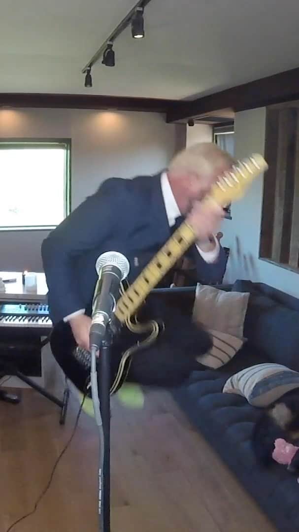 ジョン・フェルドマンのインスタグラム：「The last quarantine video! Thank you everyone for watching these!.We had so much fun making them. This is one of my favorite songs to play live  Thank you @jgrabesmixes for mixing and @nickgross @mikeherreratd @charliepaulson @moonvaljeanhere @reedaretheunion for rocking! Thx @davidlackeymedia918 for the video!」