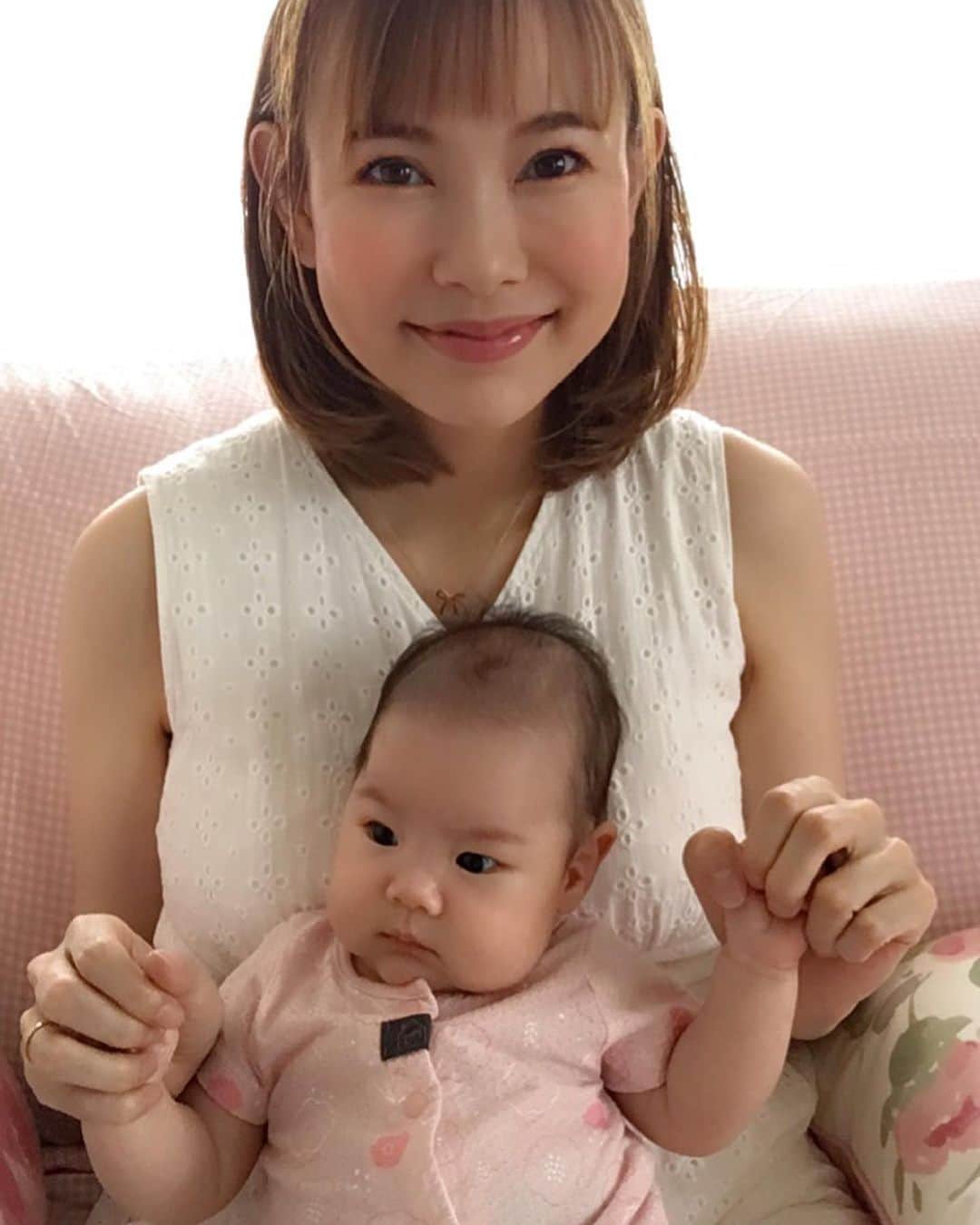 上原さくらさんのインスタグラム写真 - (上原さくらInstagram)「娘だけで見ると、大きくなったなぁ〜と思うけど、私と一緒に写真を撮ってみると、まだまだすっご〜く小さい〜😘 #babygirl #baby #赤ちゃん」6月22日 0時34分 - sakura_uehara_official