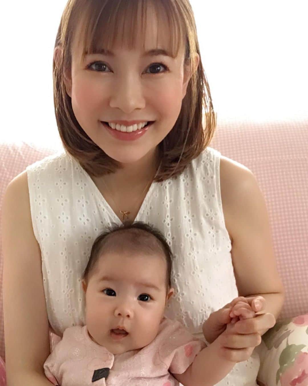 上原さくらさんのインスタグラム写真 - (上原さくらInstagram)「娘だけで見ると、大きくなったなぁ〜と思うけど、私と一緒に写真を撮ってみると、まだまだすっご〜く小さい〜😘 #babygirl #baby #赤ちゃん」6月22日 0時34分 - sakura_uehara_official