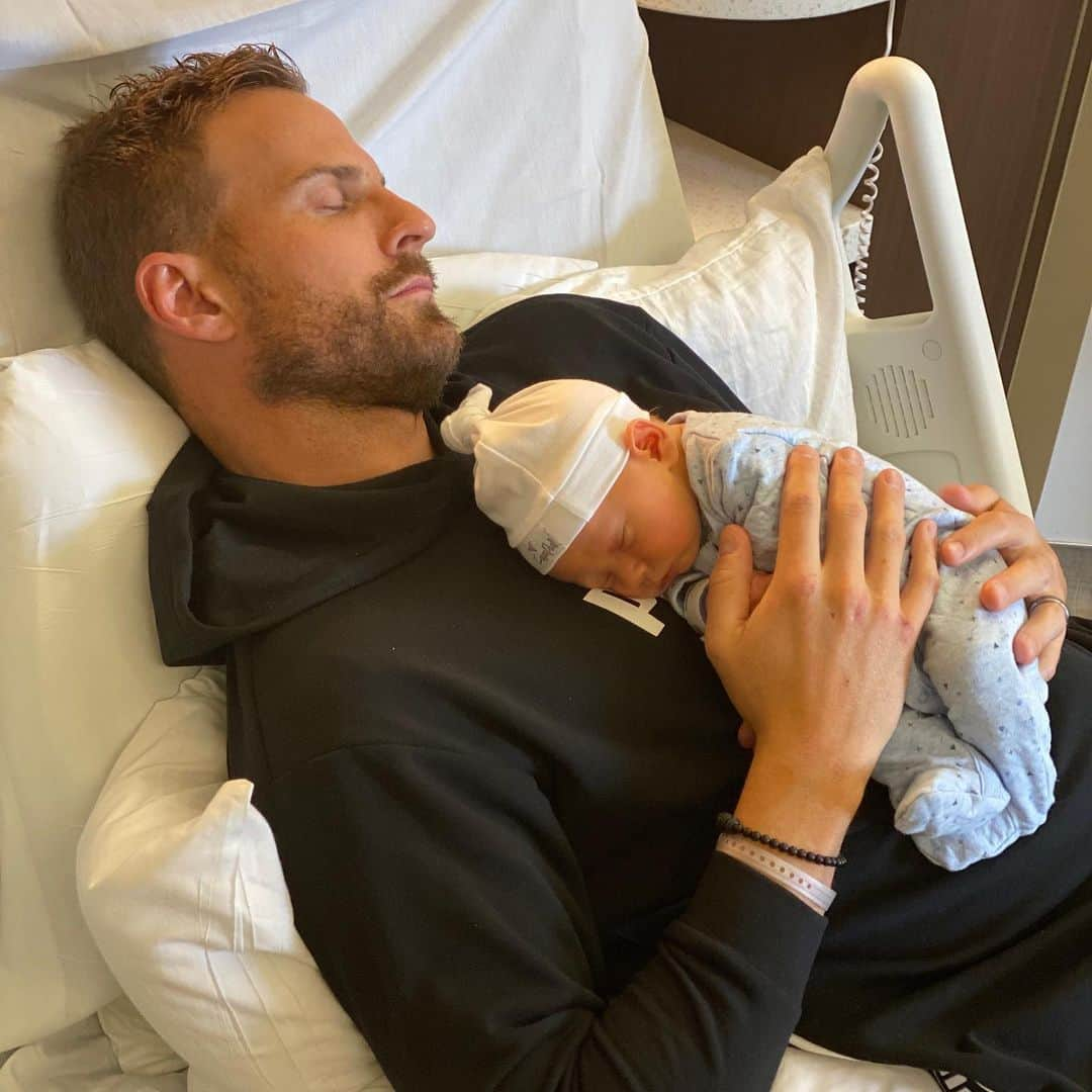 ブレア・オニールさんのインスタグラム写真 - (ブレア・オニールInstagram)「Happy First Father’s Day!!! Baby Chrome & Cozi couldn’t of picked a better daddy! 🥰 We love you so much! 😘❤️ • • #firstfathersday #happyfathersday2020 #babyboy #boydad」6月22日 0時39分 - blaironealgolf