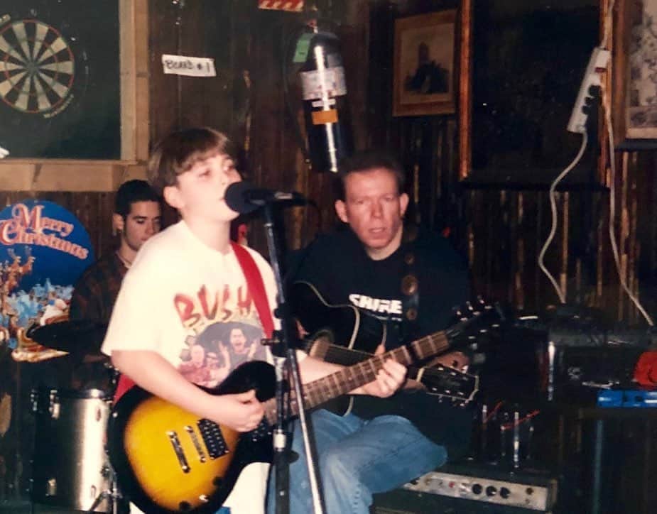 マシュー・カマのインスタグラム：「Happy Father’s Day to the dad who gave (gives)  us absolutely everything. And to my brother who’s ringing in his first Father’s Day, gearing up to put the rest of us to shame. I wish we were playing a Father’s Day gig on Long Island inappropriately covering Carmelita with our littles in tow. I hope to be 1/100th of the dad to our kids you are to us. Love you so much. ❤️」