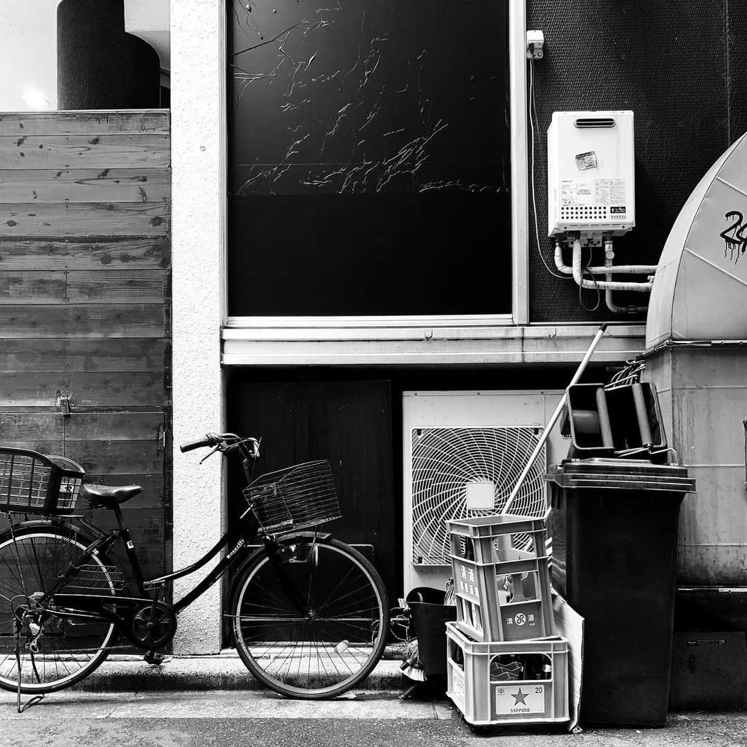 naotakeのインスタグラム：「自転車 - A bicycle / iPhone XR & Snapseed, 20200622 . . マスクをせずに出かけてしまい、慌てて取りに帰る。 . . #spicollective #royalsnappingartists #infamous_family #rsa_main #infinity_photo_cult #2_fineart #jp_gallery_member #jp_gallery_bnw #trb_bnw #wp_bnw  #bnw_life #bnwlife_member #bnw_life_shots #bnw_captures #world_bnw #top_bnw #team_jp_ #team_jp_モノクロ #ig_energy_bw #ig_nihon #streetphotographybnw #igersjp #blackandwhite #bnw #bnwphoto #monochrome #bw #bnwphotography #ShotOniPhone #shotoniphoneXR」
