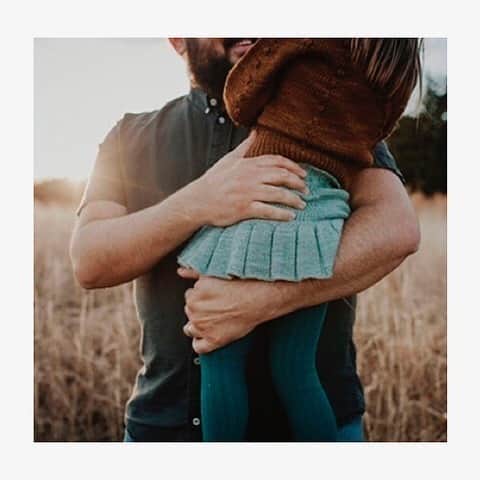 コレジアンのインスタグラム：「HAPPY FATHER’S DAY from #collegien to the best dads in this world! 🧔🏻🧔🏼🧔🏽🧔🏾🧔🏿💙 . BONNE FÊTE À TOUS LES SUPER PAPAS ! 🧔🏻🧔🏼🧔🏽🧔🏾🧔🏿💙 . Picture @catherinegikas @for_atao @tatersbuckingham . #fathersday #bonnefete #fetedesperes #slippers #espadrilles #madeinfrance #meilleurpapa #bestdadever #papa #daddy #dadlife #dadlove」