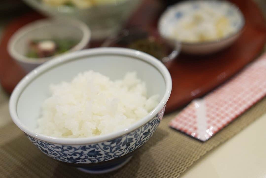 林香里さんのインスタグラム写真 - (林香里Instagram)「・ ・ 昔から、通っていた芦屋にある 丹波篠山の食べ物が揃う @tanbasasayama_kinmata の オンラインでお買い物したものが 届いたので、いろいろとお料理してみました👩🏻‍🍳🎵 子供達に大人気だったポン菓子や グルテンフリーのパウンドケーキ。 黒豆煮&渋皮煮は抹茶のパウンドケーキに しておさんじに…🍵🌰 米・食味コンクールで金賞を受賞した 無農薬米は、せっかくなのでお鍋で炊飯。 もっちりお米の良い風味がして 子供達もおかずよりご飯おかわりしてたぐらい🍚👏🏻 ありがたやぁ〜♡ 私は🥚＋🍚＝最高のご飯の食べ方で幸せ♡ ・ ・  どれも無農薬、無添加なので 安心して食べられるのが嬉しいー😌  黒豆パンも気になるし、またお店にも いってみよう！ ５枚目写真☞息子が折り紙で作ってくれた お箸入れが、この日の食卓にぴったりすぎた🥢💯 #無農薬#無添加#芦屋#近又」6月21日 15時46分 - kaori_hayashi1203