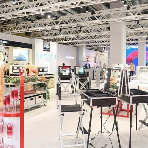 橘美波さんのインスタグラム写真 - (橘美波Instagram)「ウィズ原宿「Beauty Square（資生堂ビューティ・スクエア）」 ・  先週ウィズ原宿1階にオープンした「ビューティ・スクエア」は イプサ、クレ・ド・ポー ボーテ、ザ・ギンザ、SHISEIDO、SHISEIDO PROFESSIONAL、Dolce＆Gabbana（ドルチェ＆ガッバーナ ビューティ）、NARS、bareMinerals、LAURA MERCIERといった、資生堂グループの化粧品ブランドがずらっと揃い、コスメ好きにはたまらない空間❤  安価にてパーソナルカラー診断や前髪カット、眉カットをしてくれるサービス（有料・要予約）もあるので、とても便利です✨  私もタッチアップやテスターが触れる世の中になったら、お買い物しに行きたい😍  詳しくはbyBirthPRESSを見てください。  #資生堂#ウィズ原宿#ビューティスクエア#Beautysquare#shiseidomakeup #shiseidojapan#nars#bareminerals#lauramercier#dolceandgabbanabeauty #cledepeaubeaute #コスメ好き#原宿#東京」6月21日 15時48分 - minamitachibana