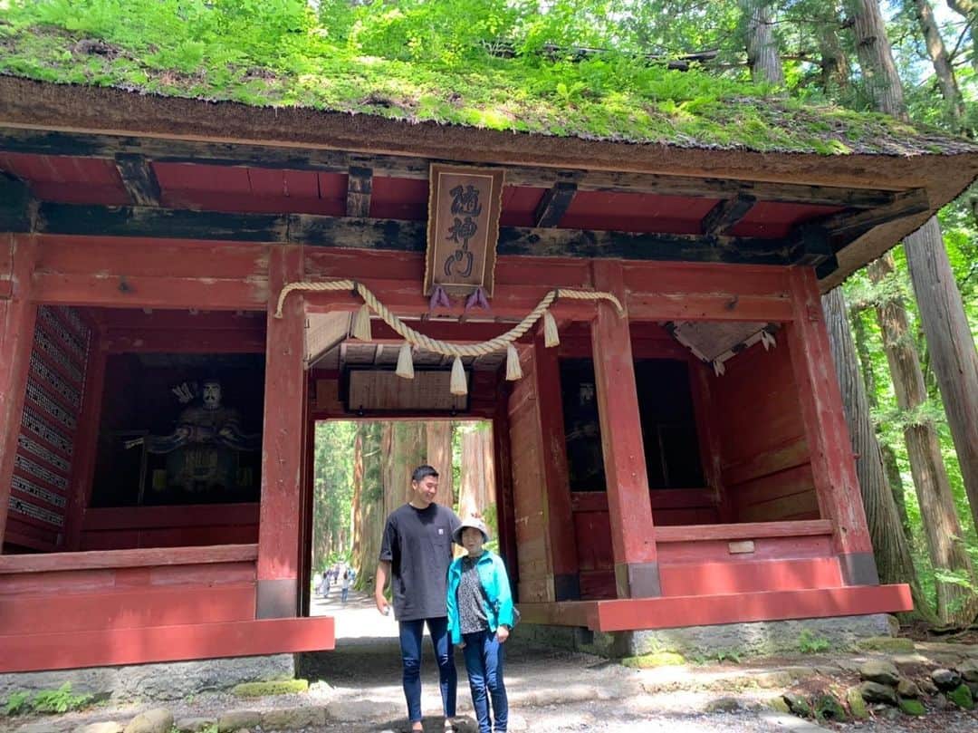 のインスタグラム：「. おばば👵と散歩。🚶‍♀️ . 大自然って素晴らしい！🌿 . #長野 #戸隠 #戸隠神社 #スギ並木 #戸隠そば」