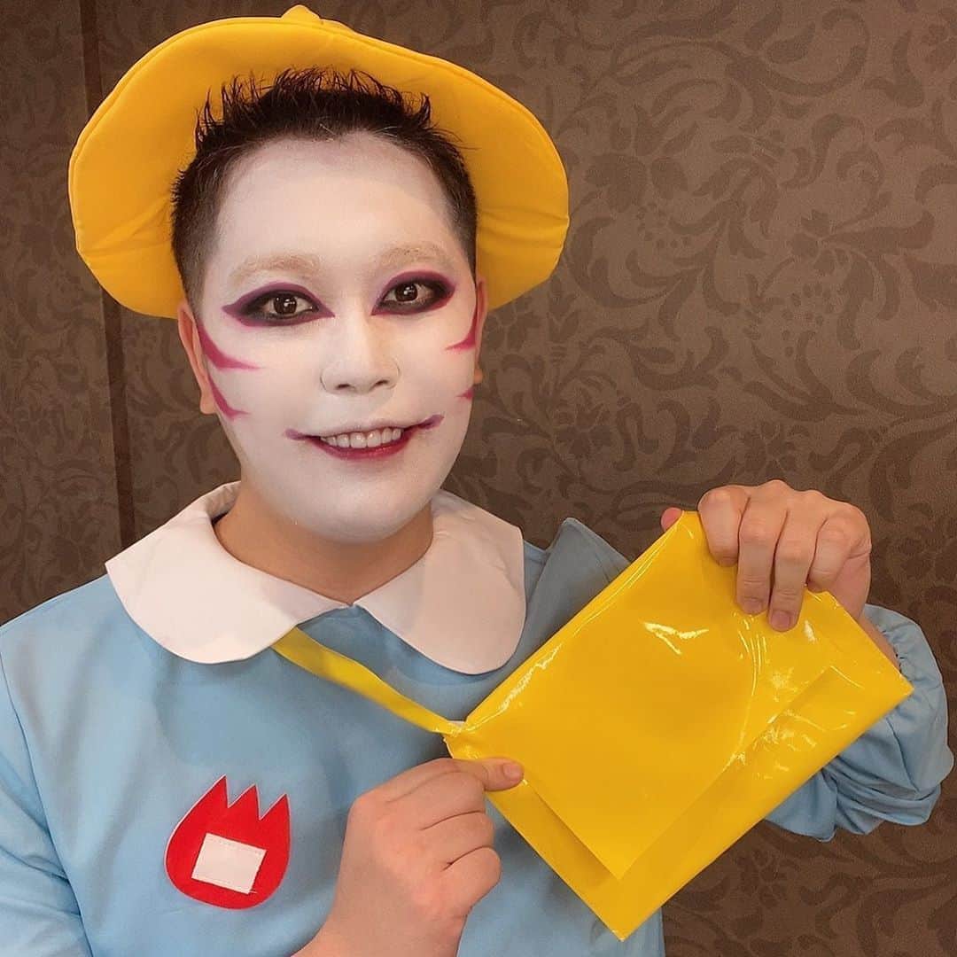 たっしーのインスタグラム：「カバンにはお酒🍾 ＊ #モノクローン #虹色担当 #たっしー #アイドル」