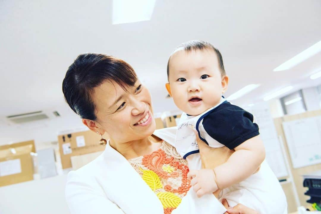 伊藤孝恵さんのインスタグラム写真 - (伊藤孝恵Instagram)「私の携帯の待ち受けはいま、我が子ではありません。 #9カ月ベビー  #かわいすぎる  #たまらん  #ああ #男子も育ててみたかった  #癒し #赤ちゃんの匂い #ぷにぷに #もちもち #すべすべ #抱っこ #未来 #これから #参議院議員 #国民民主党 #2児の母 #育児中 #女の子ママ #ワーママ #Domani #ドマーニ #domanist  #伊藤たかえ #伊藤孝恵」6月21日 15時59分 - itotakae