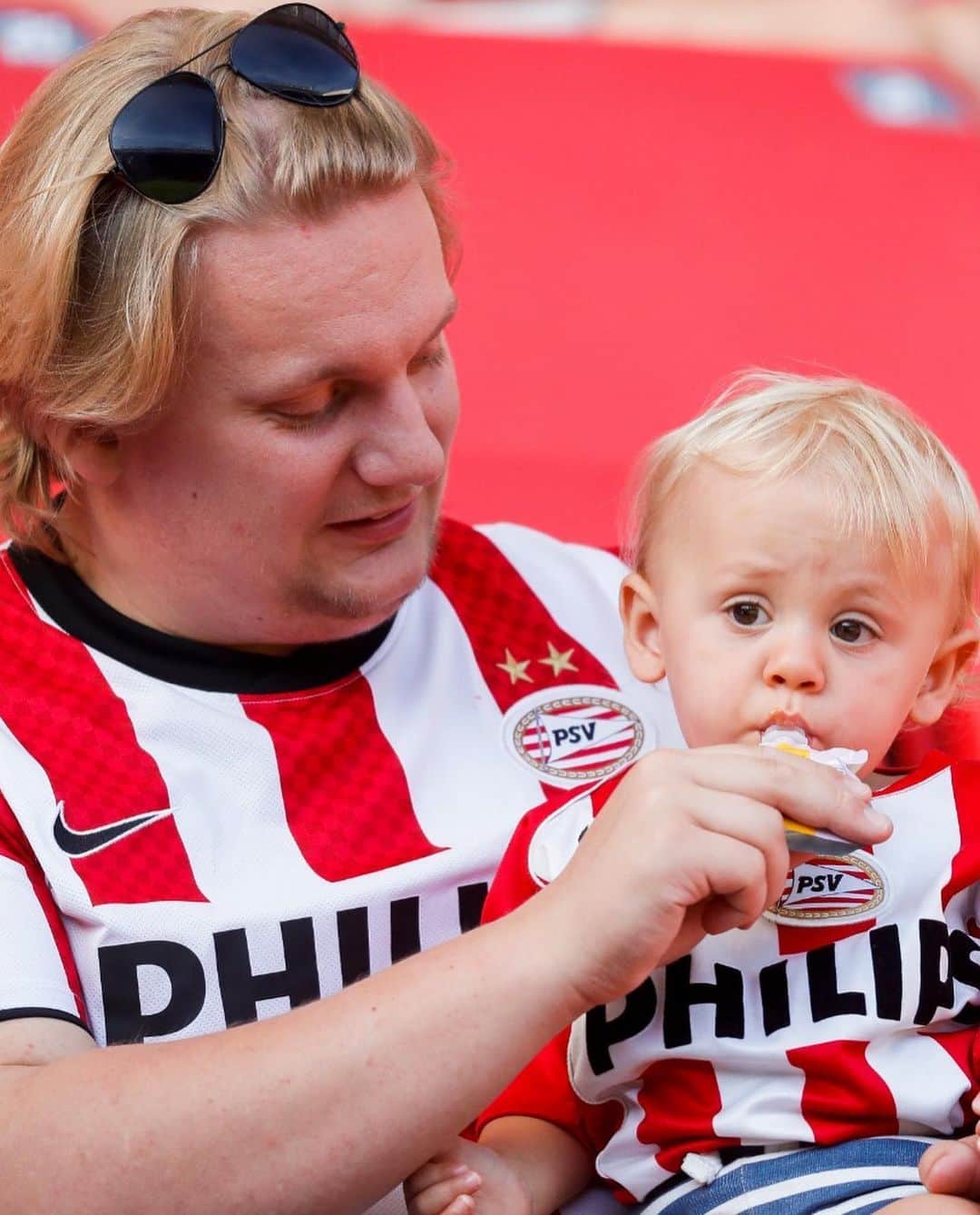 PSVアイントホーフェンさんのインスタグラム写真 - (PSVアイントホーフェンInstagram)「‪𝐃𝐚𝐝 & 𝐟𝐨𝐨𝐭𝐛𝐚𝐥𝐥 ♥️‬ Wat was jullie eerste keer dat je met je vader naar het Philips Stadion ging? #HappyFathersDay ‬」6月21日 16時08分 - psv