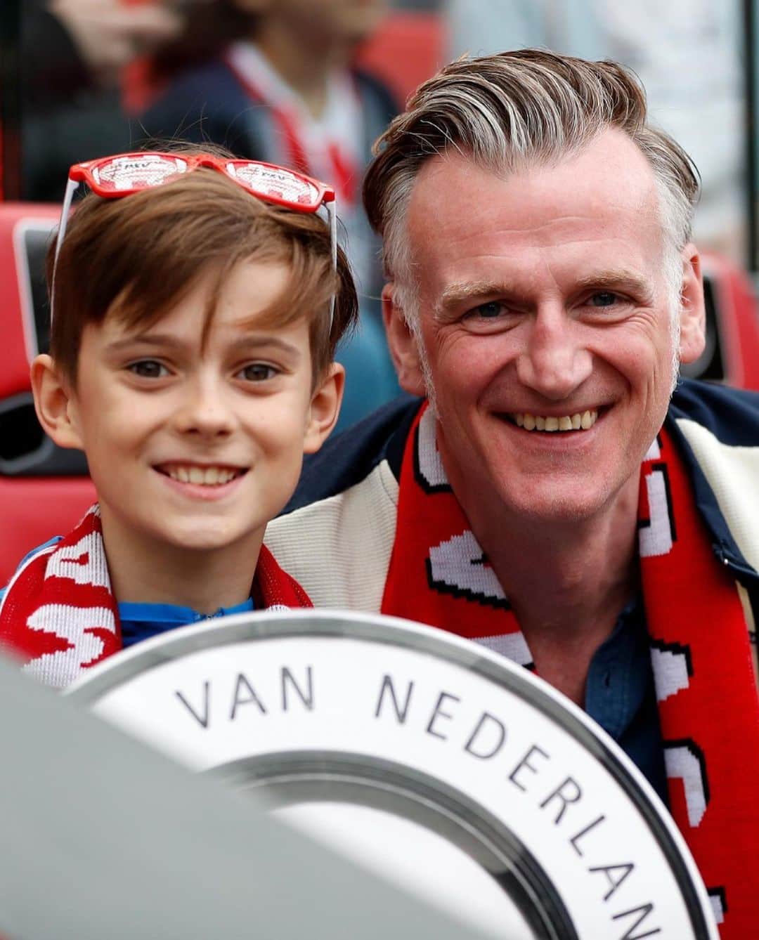 PSVアイントホーフェンさんのインスタグラム写真 - (PSVアイントホーフェンInstagram)「‪𝐃𝐚𝐝 & 𝐟𝐨𝐨𝐭𝐛𝐚𝐥𝐥 ♥️‬ Wat was jullie eerste keer dat je met je vader naar het Philips Stadion ging? #HappyFathersDay ‬」6月21日 16時08分 - psv