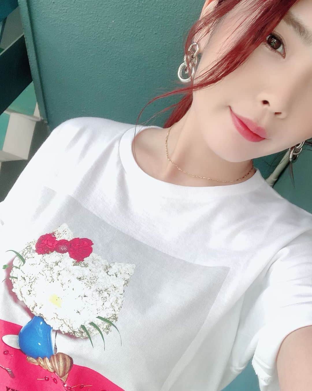 青海のインスタグラム：「サンリオ✖︎UT 頂いた❤️ kitty Tシャツ❤️ kawaii❤️ #UNIQLO #ユニクロ #UT #サンリオ #Sanrio #sanriopuroland  #サンリオピューロランド  #tシャツ」