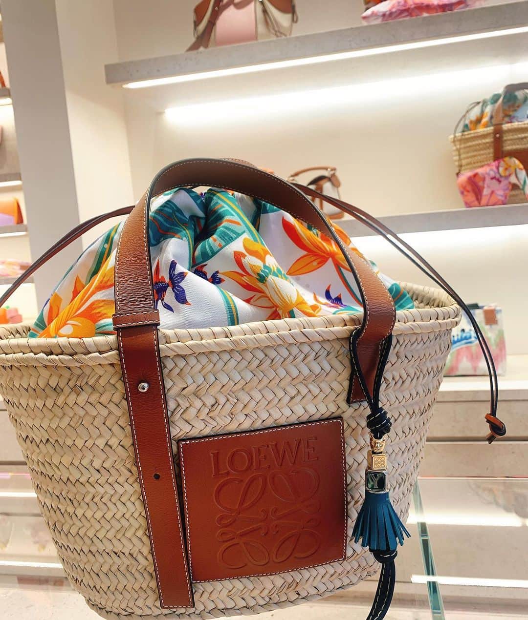 のインスタグラム：「Ready for Summer...🌺﻿ ﻿ 今季のロエベが とてつもなくタイプ🥺🙏﻿ ﻿ ちょいアジアンテイストのカゴバックも﻿ カスタムできるチャームもツボ…♡﻿ ﻿ ﻿ #ロエべ  #loewe #カゴバック﻿ #shopping」