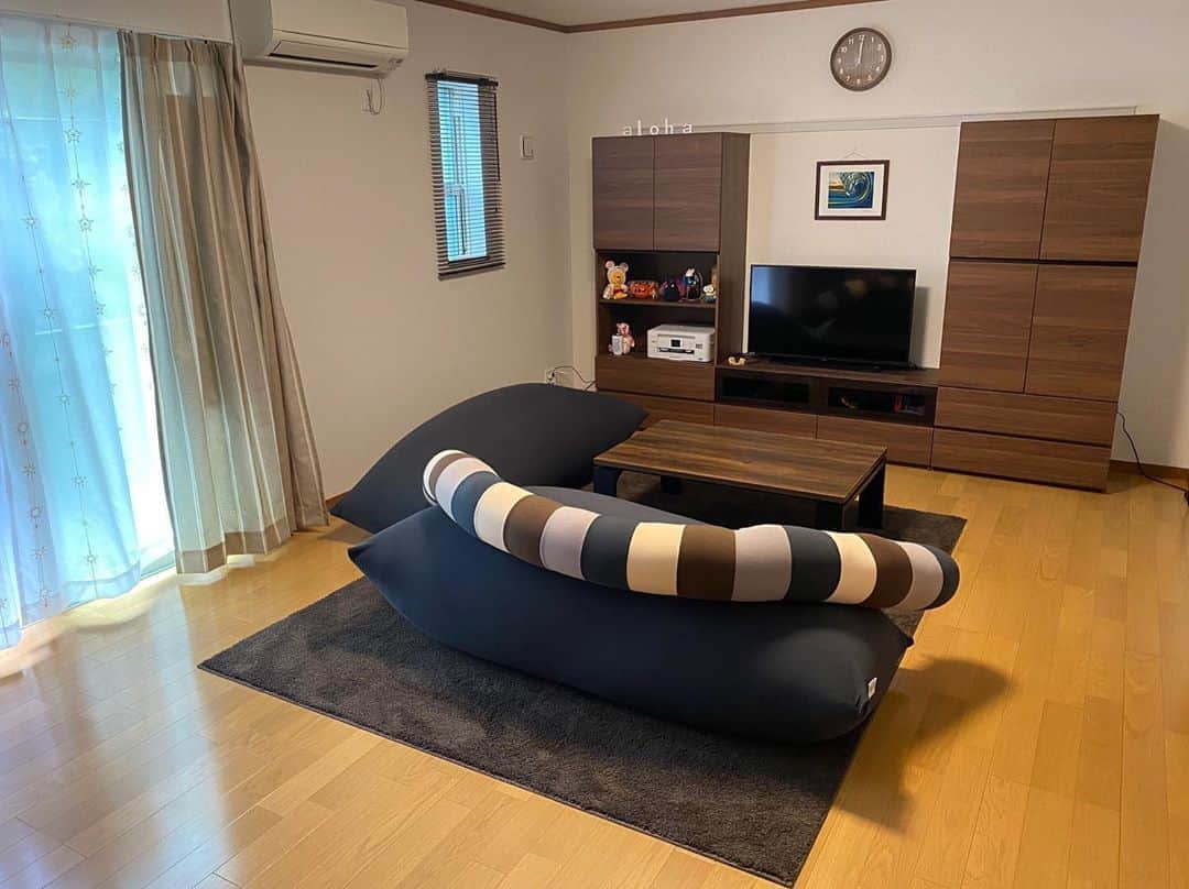 興梠友理のインスタグラム：「Our new apartment🏠💕 ・ 6/12から#ふたり暮らし をスタート✨ ・️ 1K以上の部屋に住むのが久しぶりすぎて、未だに落ち着きませんwww ・ 絶対作りたかった#フィンガーボード は #beastmaker1000 と#kazahana のカチをつけました。 ・ 寝室のギアラックやクライミング系シールを貼りまくったゴミ箱も地味にお気に入り💕 ・ でも、この家で一番愛おしいのは、ソファーのかわりに購入した#yogibo 😍一旦座るといろんな意味で抜け出せなくなりますwww ( @kurara.4645 の最後の写真参照🤣) ・ #yogiboのある生活 #ヨギボー」