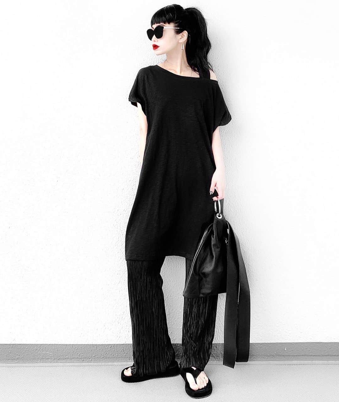 lve_xxxxのインスタグラム：「.﻿ .﻿ ＡＬＬＢＬＡＣＫ﻿ ﻿ 今夜21:00発売の@lveu.official ﻿ 新作ｺｰﾃﾞで御座います☺︎ ﻿ ﻿ 🈟 One shoulder long tops﻿ ﻿ ﾃﾞｺﾙﾃﾗｲﾝがｷﾚｲに見える﻿ ﾜﾝｼｮﾙのﾃﾞｻﾞｲﾝ。﻿ ﻿ ﾌﾞﾗ紐も見えづらいので﻿ 下着気にしなく着用可能です🙆‍♀️﻿ ﻿ ﾙｰｽﾞｼﾙｴｯﾄで着丈長めなので﻿ 体型ｶﾊﾞｰも🙆‍♀️﻿ ﻿ ｺｯﾄﾝ100%で気張り過ぎない﻿ 肌見せが出来るTOPSで御座います🖤﻿ ﻿ ﻿ 🈟 Relax slim pants﻿ ﻿ さんざんｺﾞﾘ押ししてるので﻿ 今ら言うまでもないお気に入りﾊﾟﾝﾂ😂﻿ ﻿ お問い合わせかなり頂いているので﻿ ご検討頂けてる方はお早めに🏃‍♂️💨﻿ ﻿ ﻿ コーデアイテム詳細は﻿ WEARをご覧くださいませ。﻿ ﻿ WEAR ： lvexxxx ﻿ 💻 https://wear.jp/sp/lvexxxx/﻿ ﻿ －－－－－－－－－－－－－－－－－－﻿ ﻿ 📢コメント頂ける際は、﻿ 最新投稿にお願い致します。﻿ ﻿ 過去投稿に頂いた際、気がつかない事もあり﻿ お返事致しかねる場合が御座います🙇‍♀ ️﻿ ﻿」