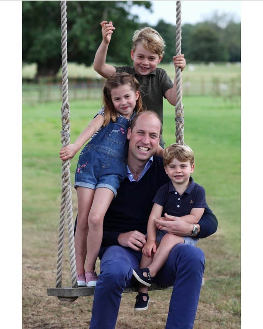 ELLE Polandさんのインスタグラム写真 - (ELLE PolandInstagram)「Książę William obchodzi dziś podwójne święto - Dzień Ojca oraz własne urodziny! Zdjęcie, które zachwyciło internautów  wykonała Kate Middleton #princewilliam #katemiddleton #repost @kensingtonroyal」6月21日 16時25分 - ellepolska