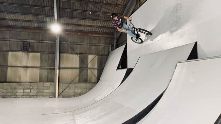 大池水杜のインスタグラム：「Our new local park @light_bmxpark thanks #ライト電業 @jfbf_official  本日テストオープンです👍🏻 @visavis_jp #タウン情報おかやま #ライト電業 #bigjohn #bluesakura #slopeshot #bmx #bmxgirl #bmxfreestyle #bmxwomen」