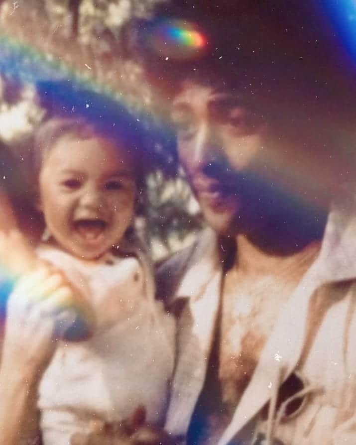 ユリサのインスタグラム：「Happy Father's day to my super hero🦸🏽‍♂️ and my dance sensei🕺🏽♥️♥️♥️ #fathersday #father #papa #昔からパパそっくり #昔の彼氏が私のパパを見て以来ソックリ過ぎてパパの顔が浮かんでキスを躊躇するようになったというエピソードがあります 笑 #love」