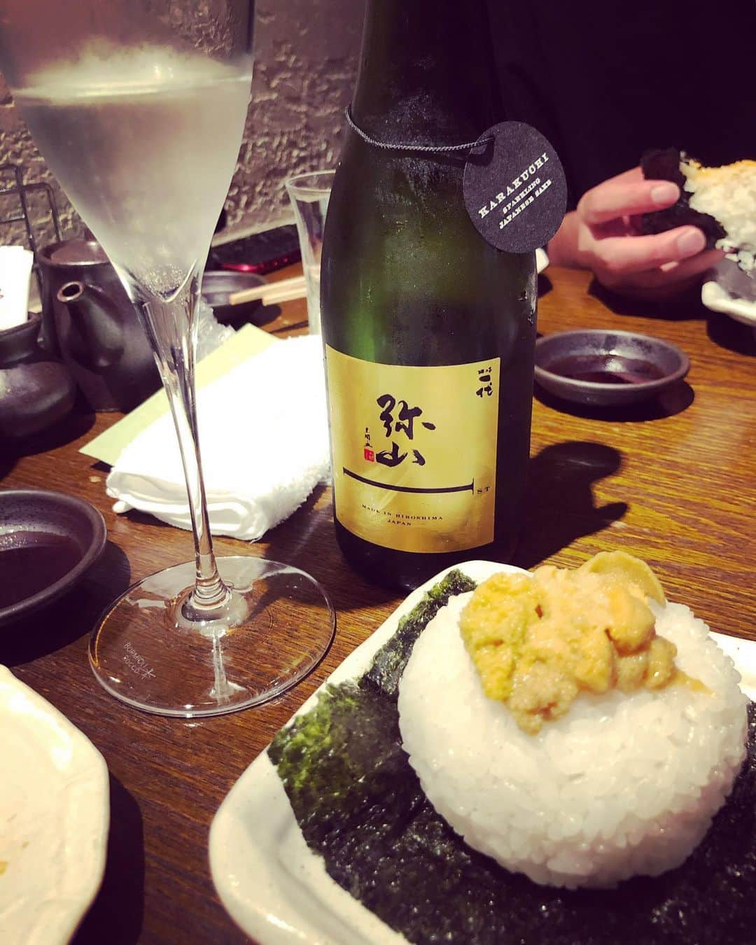 michi さんのインスタグラム写真 - (michi Instagram)「久しぶりにお友達とお食事へ出かけました。日本酒のスパークリングと海鮮がとても美味しかった！  #北海道グルメ #久しぶりの外食 #解除されても気を緩めずに #和食 #海鮮居酒屋 #日本酒 #ヤスミン間もなく15周年」6月21日 16時31分 - michi_jasmine