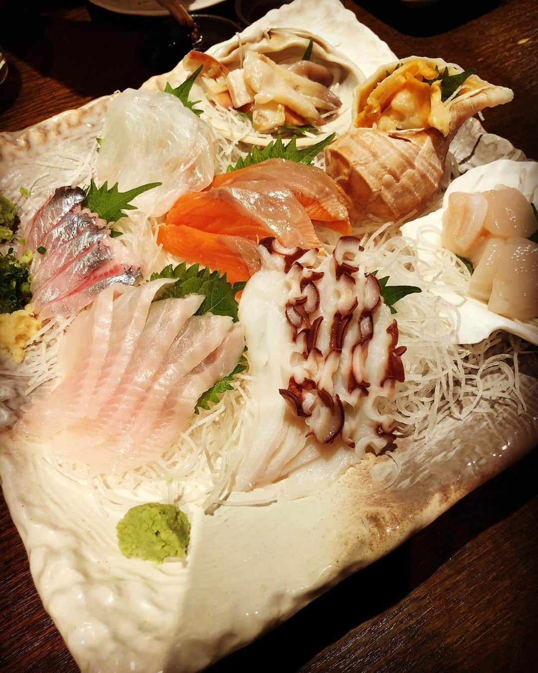 michi のインスタグラム：「久しぶりにお友達とお食事へ出かけました。日本酒のスパークリングと海鮮がとても美味しかった！  #北海道グルメ #久しぶりの外食 #解除されても気を緩めずに #和食 #海鮮居酒屋 #日本酒 #ヤスミン間もなく15周年」
