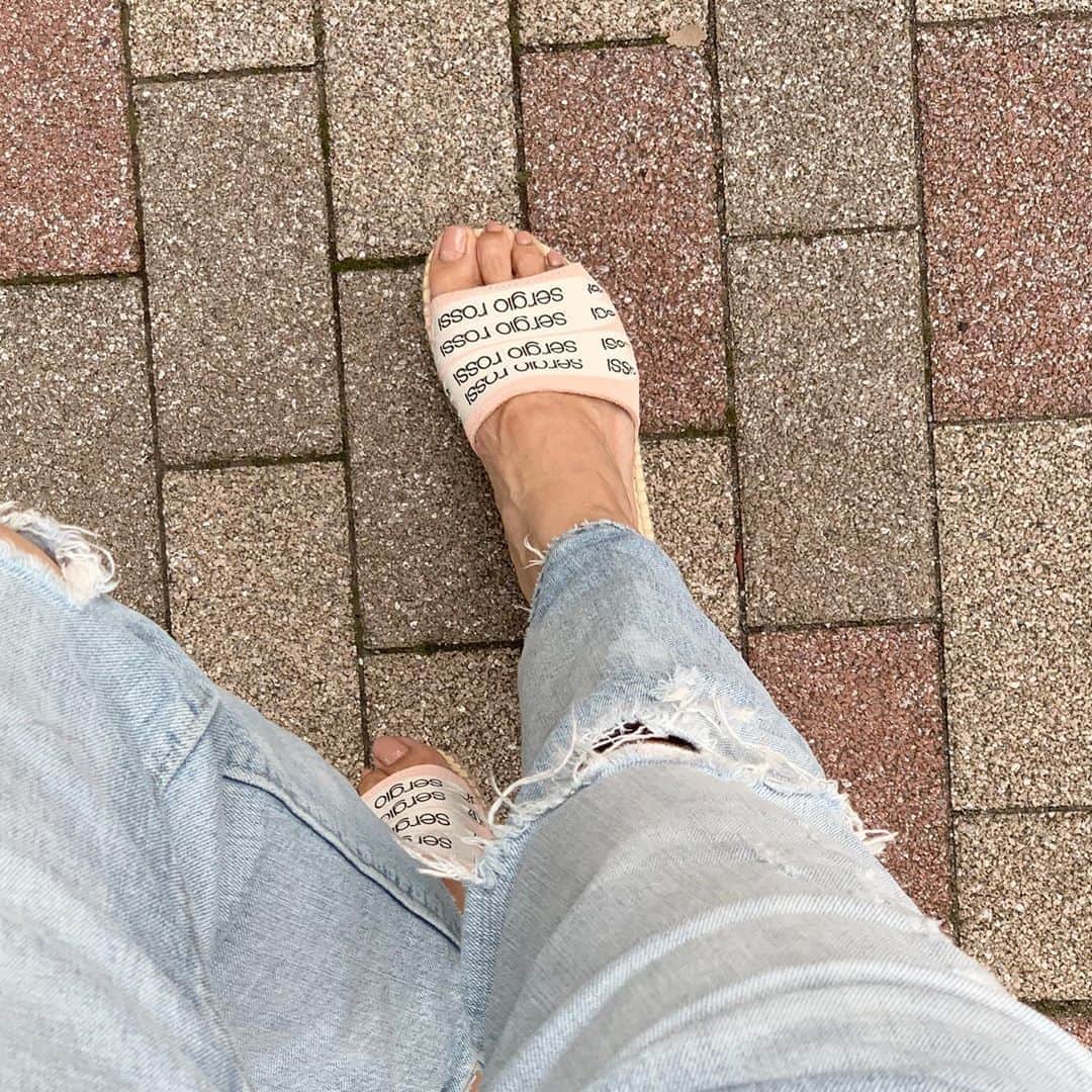 亀恭子のインスタグラム：「@sergiorossi  srAddiction Sergio Rossi +Manebi . . . 〝Summer Lover〟 今年の夏の相棒確定❤︎ . . today's… #fashion #ootd #kkstyle #tokyo #kamescloset #shoes #sergiorossi #manebi #summerlover」