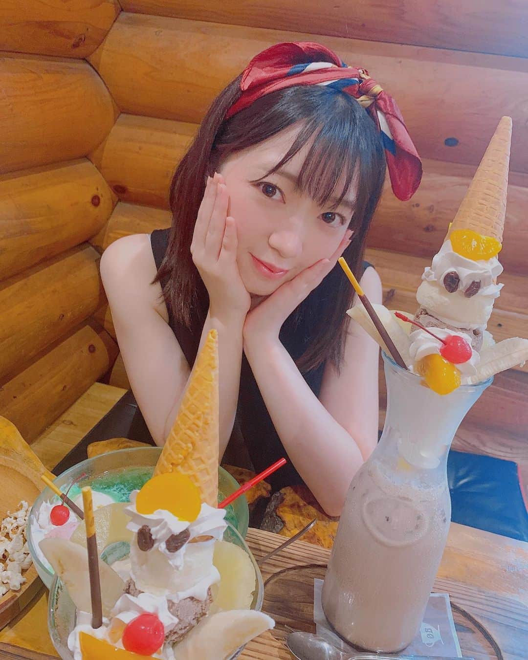 山岸理子のインスタグラム：「* 普通にオーダーミスりました。😂😂😂 こんなにくるとは。。。。 けど美味しく頂きます♪ ・ ・ ・ ・ #tsubaki_factory #山岸理子 #パフェ #クリームソーダ #ただでさえ大きいのに #オーダーミス #😇 #母とカフェ」
