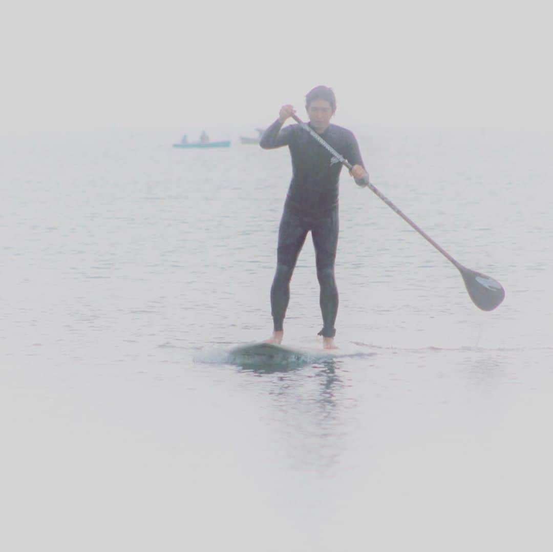 宮崎謙介さんのインスタグラム写真 - (宮崎謙介Instagram)「SUPはじめました。雨天のデビューですが、#4rule の高尾さんに教えていただきました。一足先に海を先取りました。今年の夏は空いてる海を探します。」6月21日 16時36分 - miyazakikensuke1031