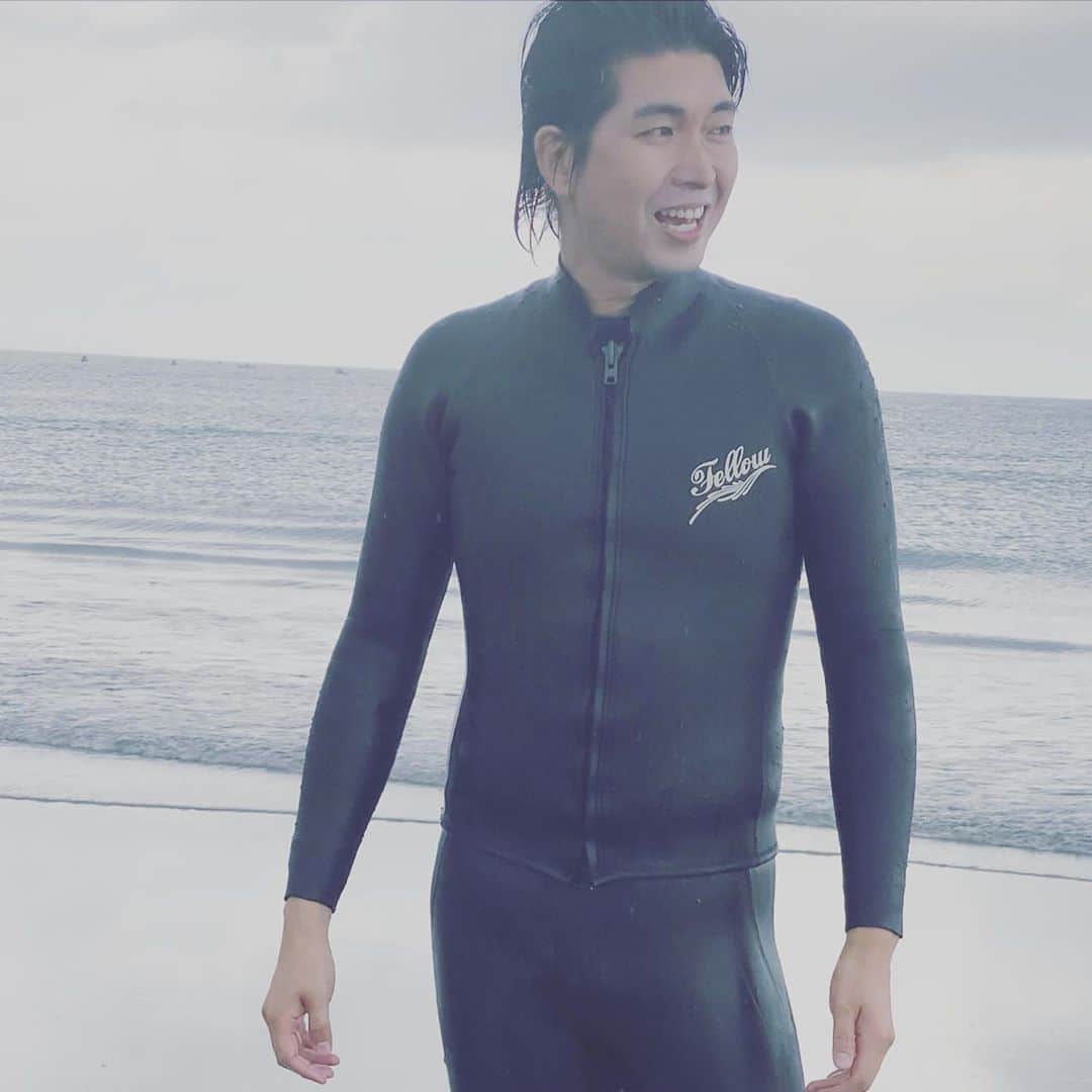 宮崎謙介さんのインスタグラム写真 - (宮崎謙介Instagram)「SUPはじめました。雨天のデビューですが、#4rule の高尾さんに教えていただきました。一足先に海を先取りました。今年の夏は空いてる海を探します。」6月21日 16時36分 - miyazakikensuke1031