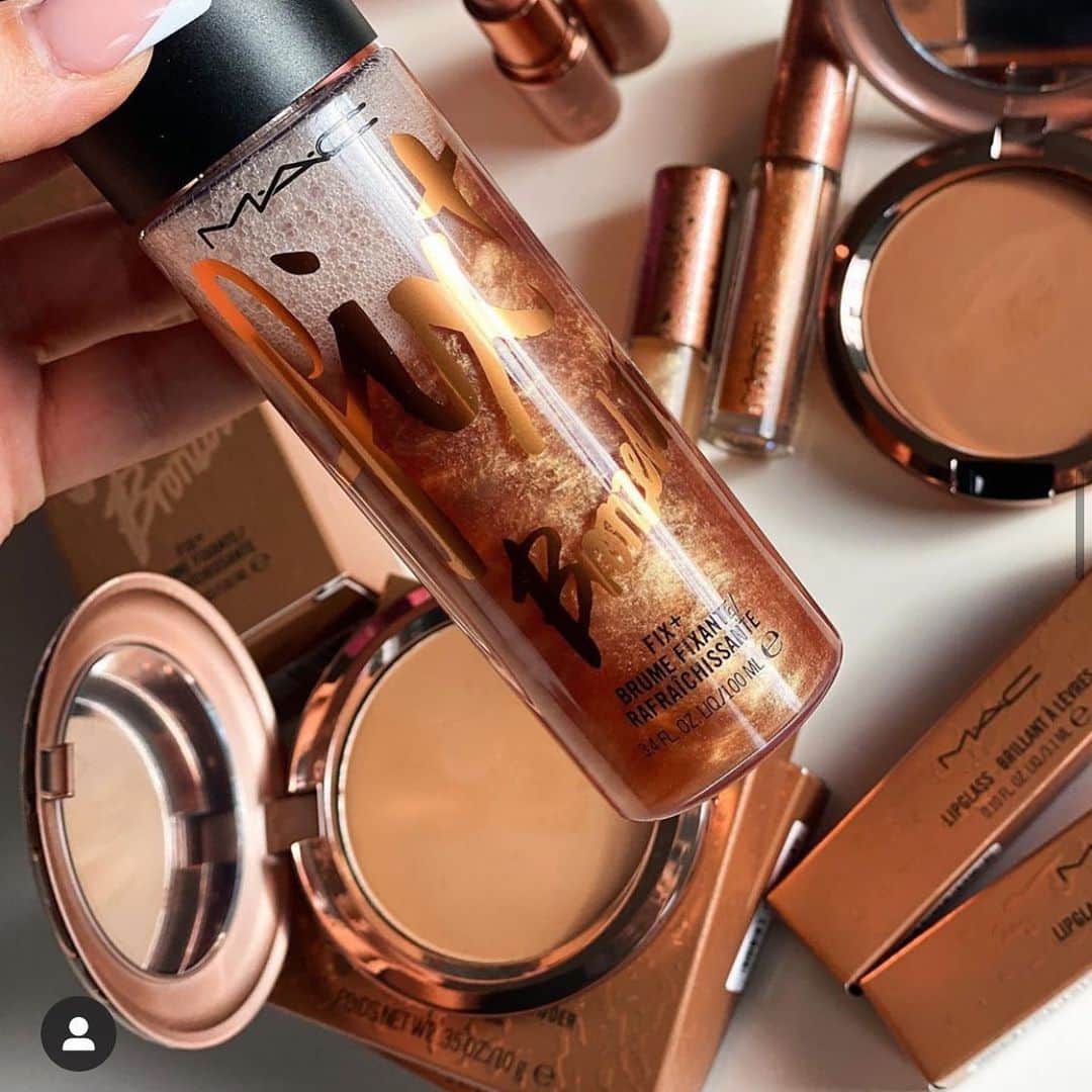 M∙A∙C Cosmetics Japanのインスタグラム：「メイクをフィックスさせるミスト化粧水から、限定のブロンズパールタイプがお目見え✨リアリティあるブロンズ肌を楽しんで💕 ㅤ ■フィックス+ ブロンズライト (税込 ¥3,410) ※公式オンラインショップで品切れしている製品も、全国のM∙A∙Cカウンターに在庫がある場合がございます。お近くのM∙A∙Cカウンターにお問い合わせ下さい。 ㅤ ㅤ 【公式オンラインショップ限定特典】 ☑︎6月25日(木) 23:59まで全品送料無料！ ☑︎初回ご購入のお客様へ10% OFFクーポンをプレゼント （クーポンコードwelcome） ㅤ Regram from @xmakeupista #MACBronzing#MACCosmeticsJapan#MACCosmetics#MAC#MACコスメ#アイメイク#MACリップ#メイク好き#デパコス#新作コスメ#血色感#血色メイク#抜け感メイク#抜け感#コスメ記録#コスメマニア#艶肌メイク#マックコスメ#限定コスメ#ヘルシーメイク#日焼けメイク#夏メイク#ゴールドメイク#キラキラメイク#化粧水#フィックスミスト」