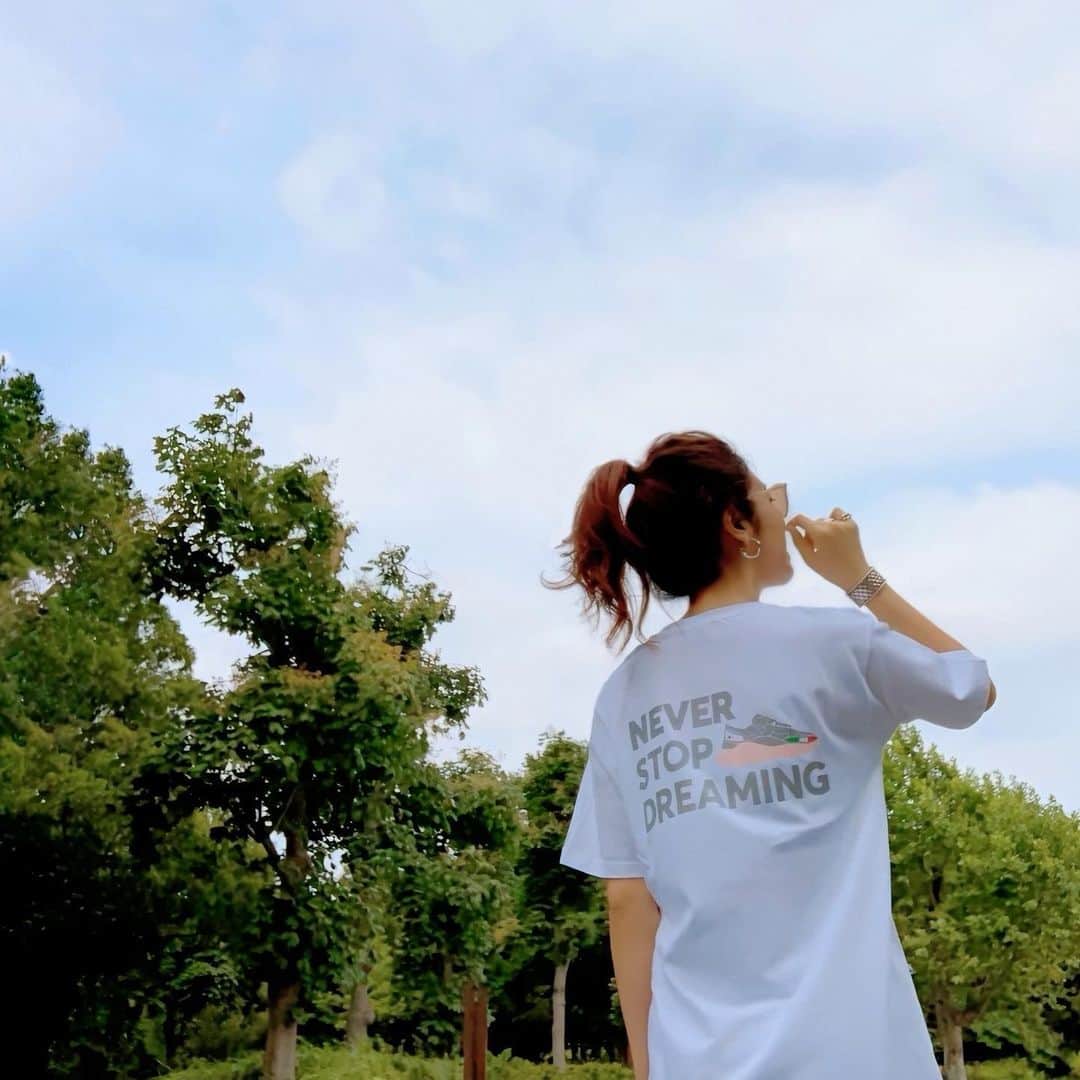 Sayakaのインスタグラム：「* Tシャツの季節🌿🌞✨. 『Let’s do it for our future』を合言葉に ファッションを通じて日本の未来を支える医療従事者をサポートするためのワンコインサポートプロジェクトに参加させていただきました🤝✨ . Tシャツ1枚につき500円が医療従事者が所属する団体や、感染症研究の団体へ寄付されます。  日本の未来、世界の未来、 大切な人たちの未来のために、ファッションを楽しみながら自分にも出来ることを🌎💙☺️ . . #letsdoitforourfuture #date #date_classy_tshirt #pr #ワンコインサポートプロジェクト」