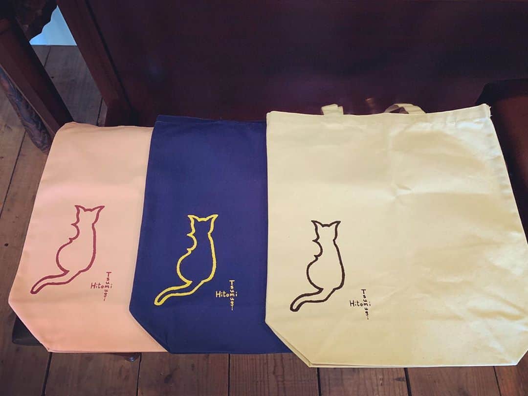 新倉瞳さんのインスタグラム写真 - (新倉瞳Instagram)「Cat × Cello 🐈🎻 tote bag  ねこのせなかがちぇろトートバックもよろしくねこ」6月21日 16時49分 - hitominiikura