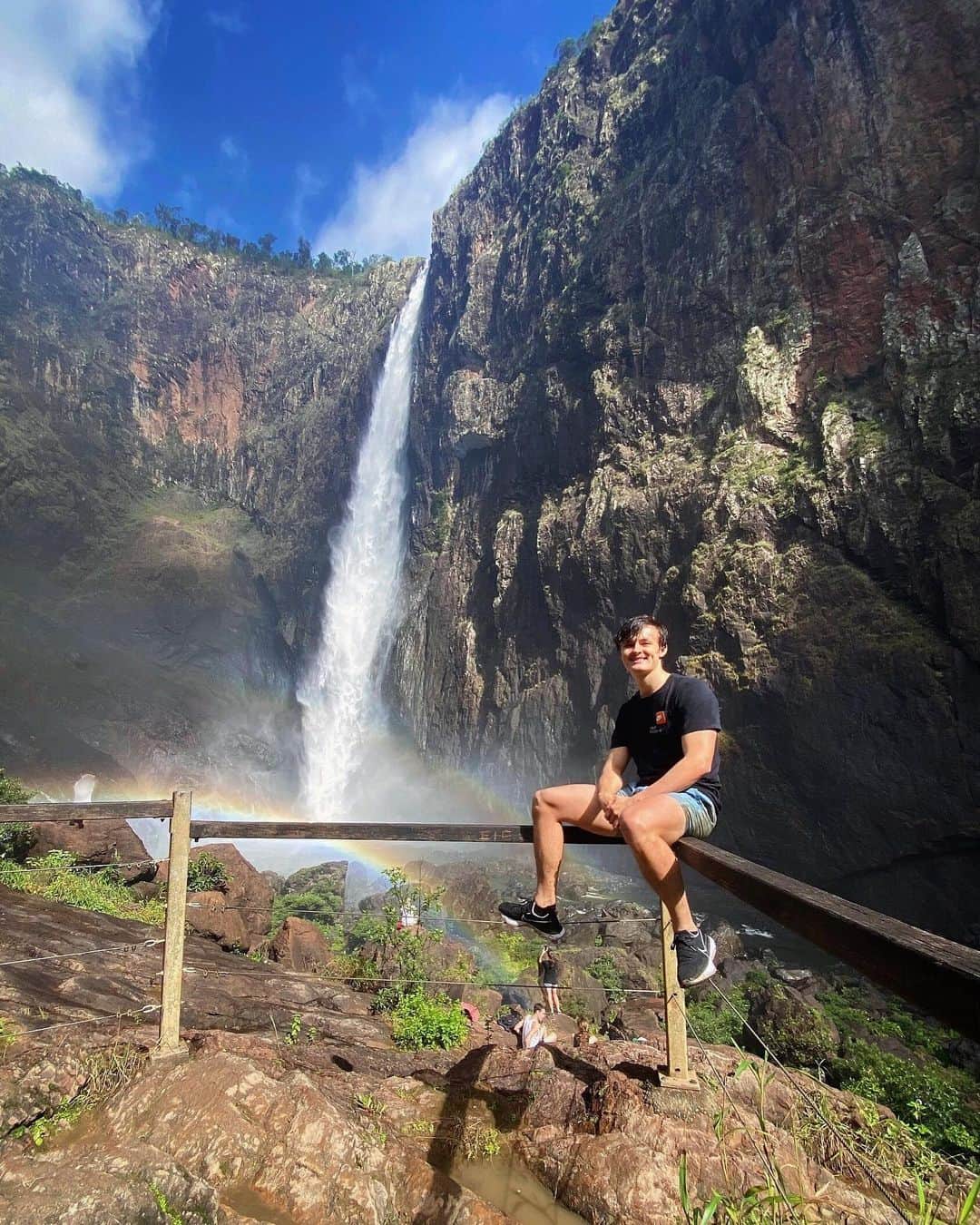 ジェイク・ドランのインスタグラム：「Went chasing waterfalls without @jascha_coetser 🏞 #wallamanfalls」