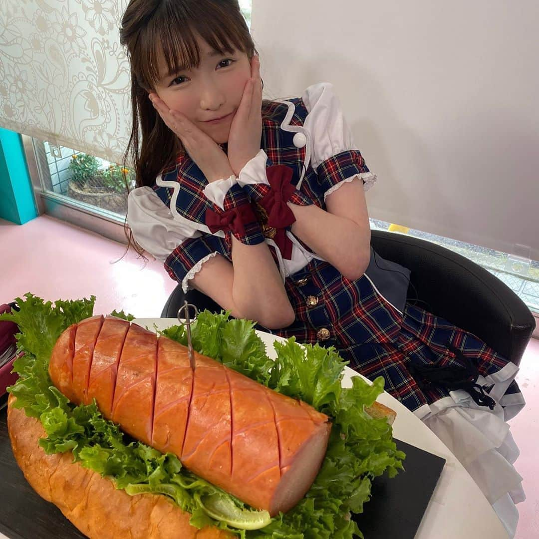 もえのあずきさんのインスタグラム写真 - (もえのあずきInstagram)「巨大ホットドッグ🌭  TVerもしくはテレ東アプリで期間限定見逃し配信あります🥰 #ホットドッグ#ホットドッグ大食い#デカ盛り#デカ盛りハンター#大食い#大食いチャレンジ #大食い女子 #もえあず#チェリーバーガー#cherryburger」6月21日 16時58分 - moeazukitty