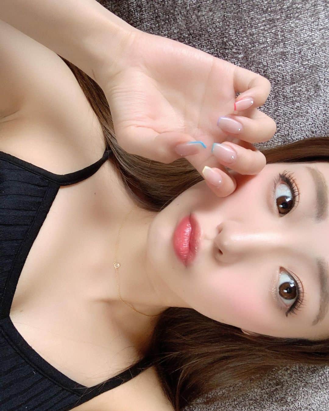 志田友美（ゆうみん）のインスタグラム：「💅🌈🌈 ネイル見せたいの巻。  tiktok定期的に更新してる のでみんな見てね💭💭 ㅤㅤㅤㅤㅤㅤㅤㅤㅤㅤㅤㅤㅤ #japanesegirl #newnail #summernail #rainbownails #naildesign #tiktok #instagood  #instalike #instanails #寝ながら自撮り」