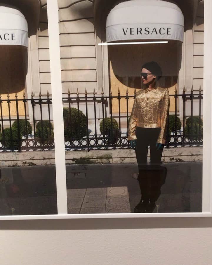 アレクシマビーユのインスタグラム：「Bravo to my friend @_marievic_ for her great exhibition @david_giroire / Mother-Daughter Duo Taking Socially-Distanced Fashion to the Streets of Paris #marievic #genevievevic #mother #daughter #socialdistance #fashion #fashionicon #style #avenuemontaigne #photography #visualart #exhibition #palaisroyal #byappointment #davidgiroire」