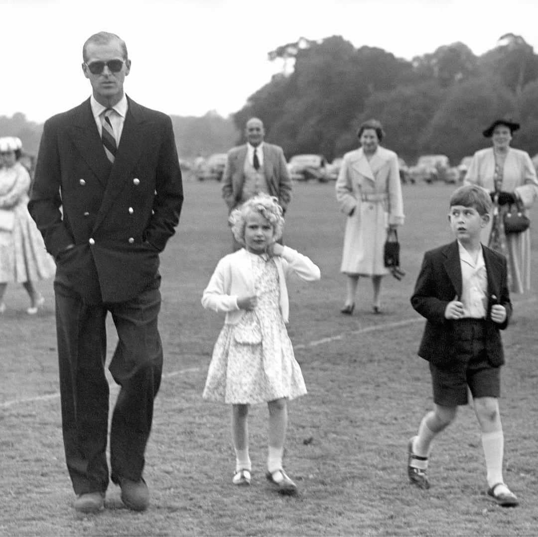 ロイヤル・ファミリーさんのインスタグラム写真 - (ロイヤル・ファミリーInstagram)「Wishing you all a happy #fathersday 📷Here’s a collection of photographs from the #RoyalArchives of The Duke of Edinburgh with his children.」6月21日 17時03分 - theroyalfamily