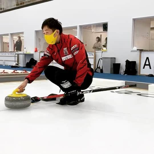 阿部晋也のインスタグラム：「稚内で久しぶりにチームと合流しました。 日本選手権以来のオンアイス、実に4ヶ月ぶりです。 こんなに長い期間リンクに乗れなかったのは何年振りだろうという感じですが、久しぶりのチーム練習は楽しかったです。 まだまだ僕にはリハビリが必要ですが、現時点での自分の状態を把握出来たことは凄く良かったです。 午後のメニューは、みんなは自転車、僕はウォーキングでしたが、引き続きトレーニング頑張ります。  #北海道コンサドーレ札幌 #コンサドーレカーリングチーム #稚内 #稚内市 #景色最高 #食べ物も最高 #荷物を持たせたわけではない」