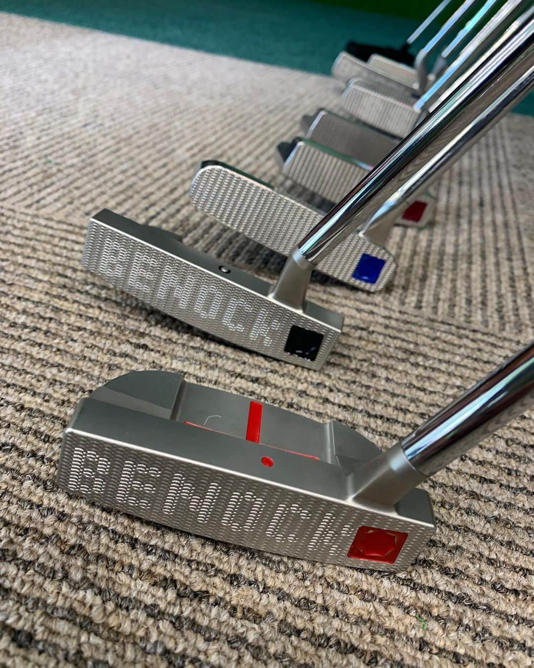 のインスタグラム：「@advancegolf  で行われているべノックパターさんの試打会へ⛳️ 打ち方を細かくみていただき(機械？みたいなのでもみてもらって！)重さ、シャフトの柔らかさ・長さ、ライ角、フェースの向きなどもっとあったな…自分の打ち方に合ったパターを提案し作ってくれるんです！ すごーい✨ とっても勉強になりました😊なぜあのようなミスが出るのかという原因もわかったり！ アドバンスゴルフは昨日グランドオープンで今日もお客様で賑わっておりました🏌️‍♂️✨ #べノックパター #BENOCK #オーダーメイドパター #golf#アドバンスゴルフ」