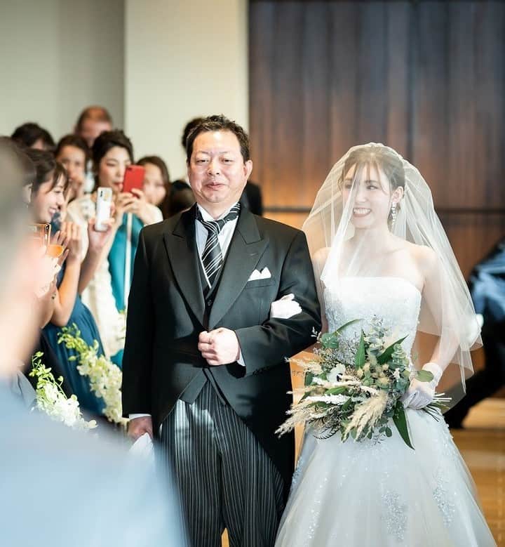 KIYOMIZU京都東山 公式さんのインスタグラム写真 - (KIYOMIZU京都東山 公式Instagram)「@kiyomizu_kyoto_higashiyama をフォローして、 『#kiyomizu京都東山』 『#kiyomizu花嫁』 『#スタイルズ花嫁』 をつけて投稿してくださいね＊ . 6月21日は"父の日"  そんな本日は、お父さまとの 感動的な結婚式のワンシーンを*  おふたりの表情から、 お父さまと花嫁さまとの絆の深さが しっかりと伝わってきますね . ---------------------- . ▼ブライダルフェアの予約は インスタのTOPからcheck⚐ ＞＞＞ @kiyomizu_kyoto_higashiyama . #スタイルズ花嫁 #dress #kyoto #kiyomizu #wedding #weddingdress #ウェディングドレス #ウェディングレポ #チャペル #ブライダルフェア #プレ花嫁 #卒花 #披露宴 #日本中のプレ花嫁さんと繋がりたい #結婚式 #結婚式場 #結婚式準備 #京都 #京都花嫁 #関西花嫁 #Dressy花嫁 #maricuru #maricuru卒花アンバサダー #ブライダルハウスTUTU #ブライダルハウスチュチュ #父の日  #バージンロード」6月21日 17時18分 - kiyomizu_kyoto_higashiyama
