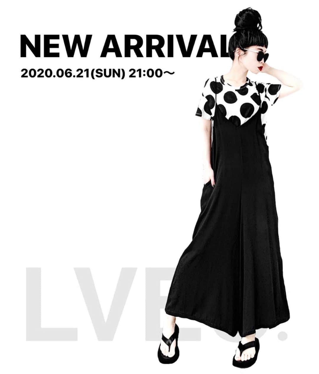 lve_xxxxのインスタグラム：「.﻿ .﻿ @lveu.official ﻿ 💁🏻‍♀️ＩＮＦＯＲＭＡＴＩＯＮ 📢﻿ ﻿ NEW ARRIVAL ﻿ 2020.06.021 (SUN) 21:00〜 ﻿ ﻿ 🈟 Wide salopette﻿ BLACK﻿ ﻿ 楽ﾁﾝなﾜｲﾄﾞｻﾛﾍﾟ﻿ 一着持ってると着まわし出来て﻿ 重宝するｱｲﾃﾑかと☝️✧﻿ ﻿ 柔らかな素材で着心地抜群🙆‍♀️﻿ ｼﾜにもなりにくいので﻿ ｽﾄﾚﾌﾌﾘｰで御着用頂けます☺︎﻿ ﻿ ﾕｯﾀﾘｼﾙｴｯﾄで、体型ｶﾊﾞｰは勿論﻿ 細ｽﾄﾗｯﾌﾟで細見えも叶う一着🖤﻿ 細見えは、有り難み😇﻿ ﻿ TOPSはなんでも合うので﻿ ｺｰﾃﾞに迷ったら取り敢えず着る﻿ 一着になりそうです😂笑﻿ ﻿ ﾀﾝｸﾄｯﾌﾟとかと合わせても﻿ 可愛いかと🤔🖤﻿ ﻿  今夜21:00より新作どどーーーんと19型﻿ 入荷致します🛒﻿ ﻿ 是非ご検討くださいませ🖤﻿ ｽﾄｰﾘｰに新作頁ﾘﾝｸ貼ってあります✈️﻿ ﻿ その他コーデアイテム詳細は﻿ WEARをご覧くださいませ。﻿ ﻿ WEAR ： lvexxxx ﻿ 💻 https://wear.jp/sp/lvexxxx/﻿ ﻿ －－－－－－－－－－－－－－－－－－﻿ ﻿ 📢コメント頂ける際は、﻿ 最新投稿にお願い致します。﻿ ﻿ 過去投稿に頂いた際、気がつかない事もあり﻿ お返事致しかねる場合が御座います🙇‍♀ ️﻿ ﻿ ﻿」