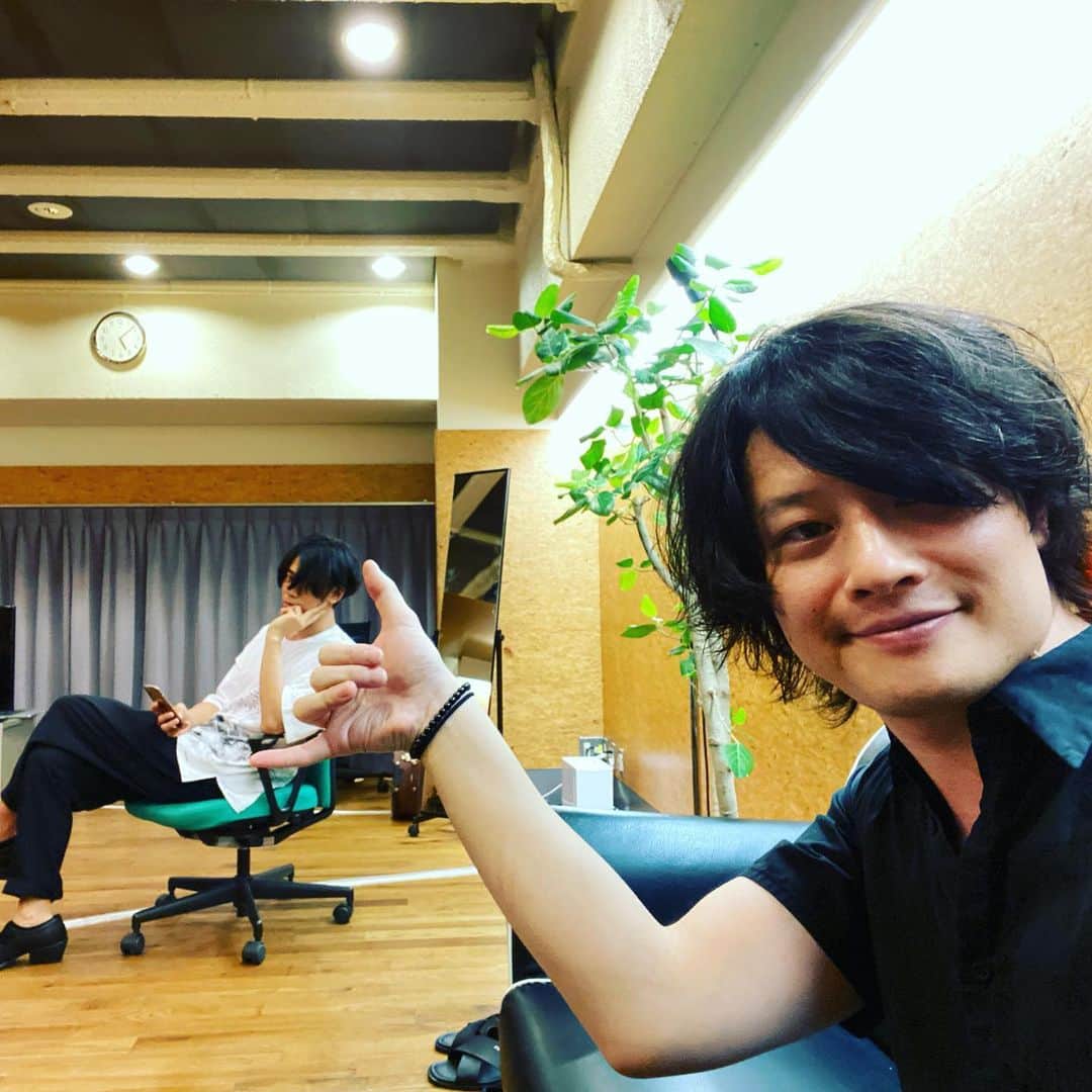 磯部寛之のインスタグラム：「Online gig day 2. Rehearsals all done. Using our lead singer Yoohei as a background of a photo. See you all later! Hiro 配信ライブ2日目。リハーサル全て終了。フロントマン洋平を写真の背景として使ってみる◎また後ほど！　ひろ #alexandros #online #day2 #川上洋平の贅沢使い #昨日 #の #ライブ #で #久しぶり #に #首 #痛い #幸せ #な #痛み」