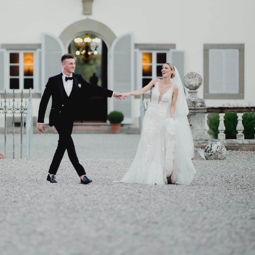 ミケーレ・カンポレーゼのインスタグラム：「Auguro a tutti di vivere questa giornata .🤵 👰 Un mix di emozioni indescrivibili ❤️ tanti auguri bimba 👧😘 @racheletiberti」